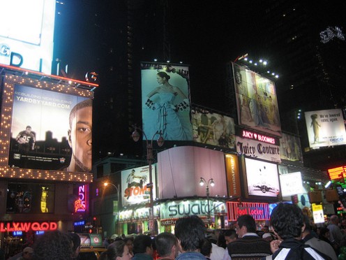 Times Square bei Nacht, von unten