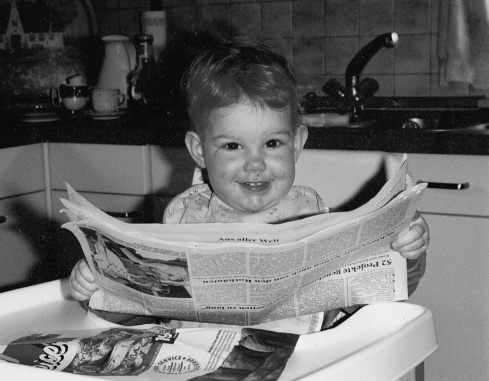 Eva liest Zeitung