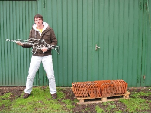 Michael trägt eine Waffe Michael trägt eine Waffe