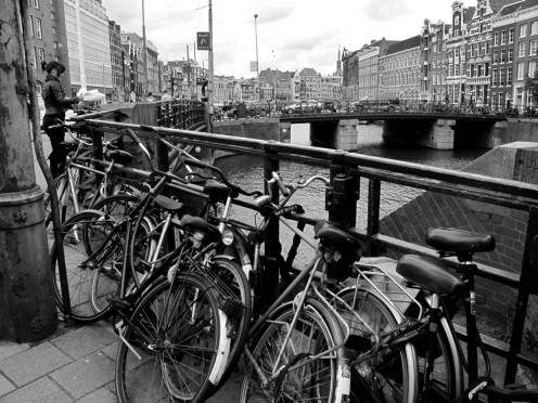 Klischeeamsterdam: Fahrräder, Grachten, schöne Giebel