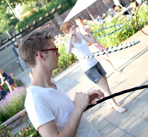 Hula Hoop im Berliner Rosengarten