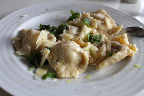 Ravioli mit Schinken-Tomaten-Mozarella-Basilikum-Füllung