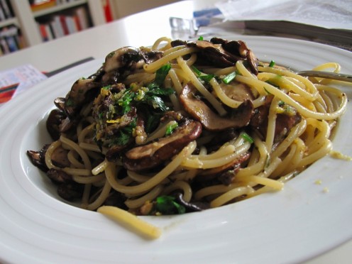 Spaghetti mit Knoblauch, Thymian, Pilzen und zu viel Zitrone Spaghetti mit Knoblauch, Thymian, Pilzen und zu viel Zitrone