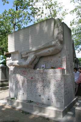 Das Grab von Oscar Wilde auf dem meistbesuchten Friedhof der Welt